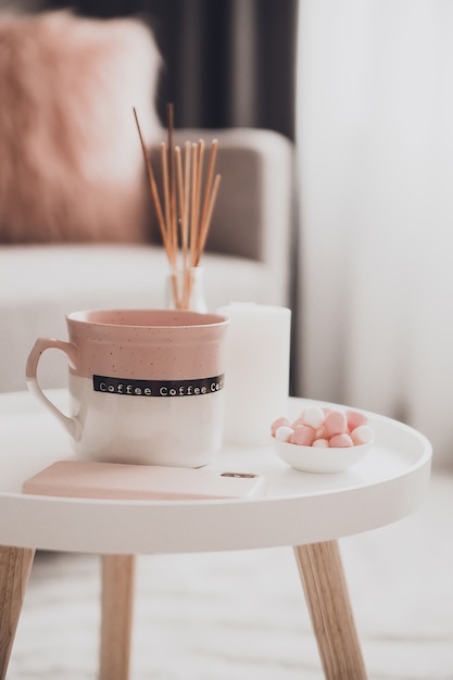 Decoração de casa aconchegante no interior com uma xícara de chá