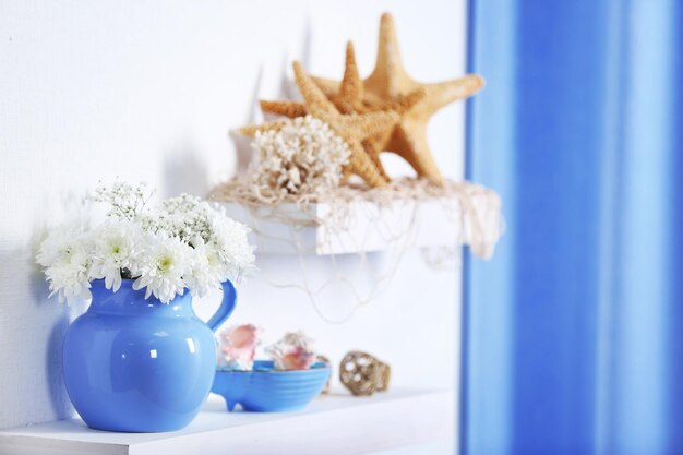 Decoração de casa azul na prateleira