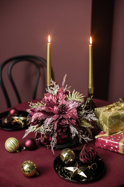 Decoração de casa de férias de Natal em estilo bordô e itens de ouro