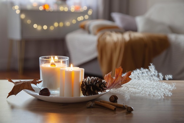 decoração de casa de outono e inverno com velas queimadas