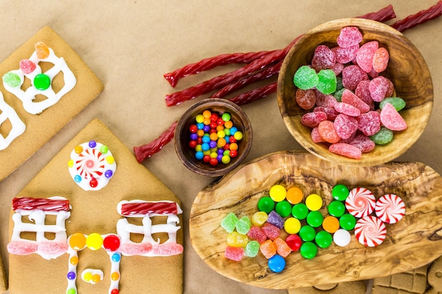 Decoração de casa de pão de gengibre com cobertura real e doces coloridos.