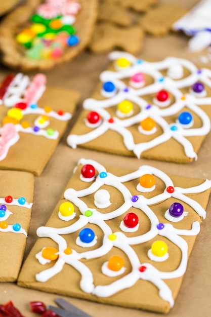 Foto decoração de casa de pão de gengibre com cobertura real e doces coloridos.