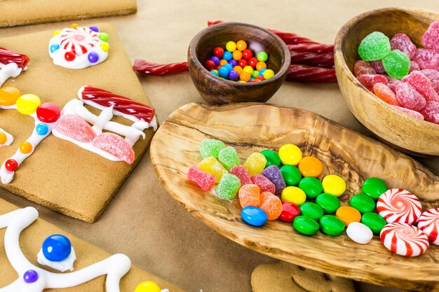 Decoração de casa de pão de gengibre com cobertura real e doces coloridos.