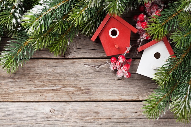 Decoração de casa de passarinho de natal e abeto