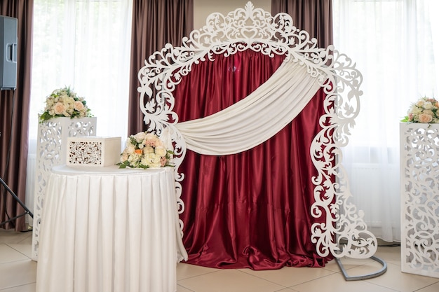 Decoração de casamento com arco romântico