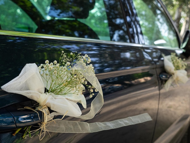 Decoração de casamento com flores no carro branco