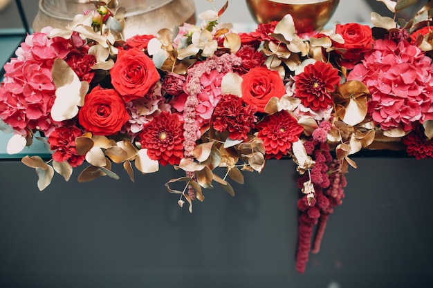 Decoração de casamento com vaso e rosas de flores vermelhas