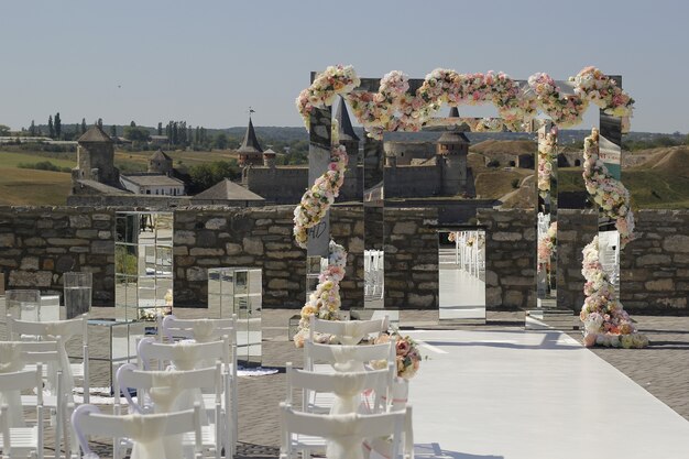 Decoração de casamento de espelhos e flores para a cerimônia de casamento