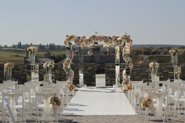 Decoração de casamento de espelhos e flores para a cerimônia de casamento