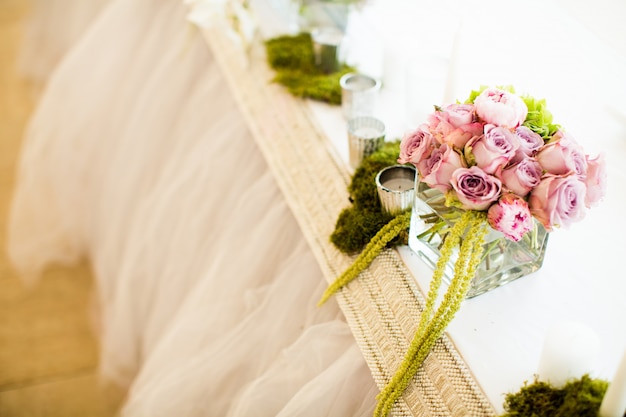 Decoração de casamento de flores na mesa