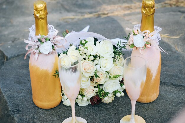 Decoração de casamento de garrafas e taças de champanhe em tons dourados