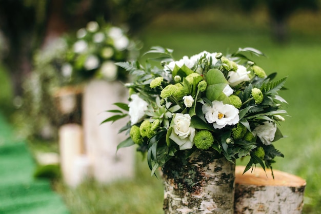 Decoração de casamento de rosas brancas no registro de casamento