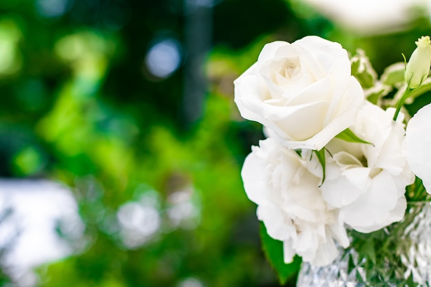 Decoração de casamento, decoração de mesa e buquê de beleza floral de rosas brancas em um restaurante de luxo ...