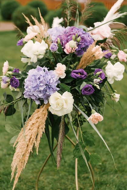 Decoração de casamento detalha arranjos de flores com hortênsia