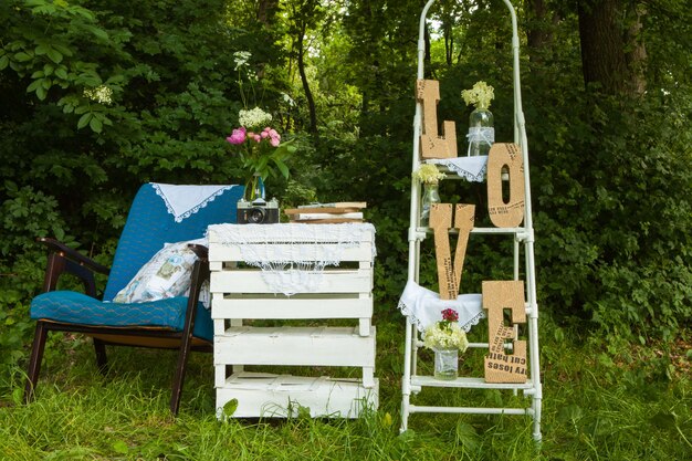 Decoração de casamento em floresta com cerimônia de casamento