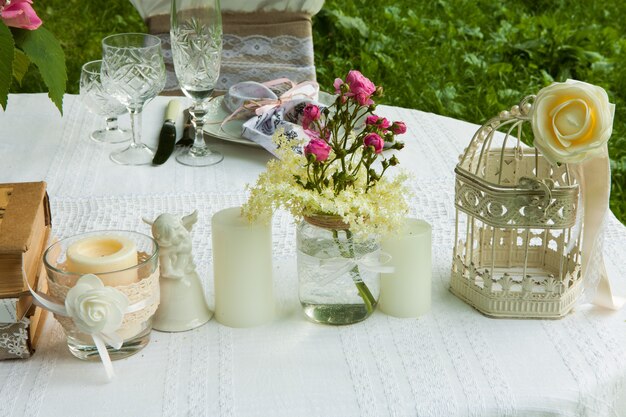 Decoração de casamento em floresta com cerimônia de casamento