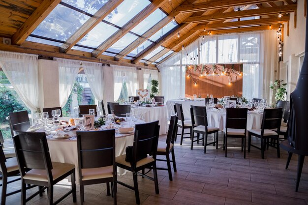 Decoração de casamento em uma mesa em um restaurante