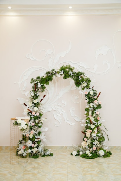 Decoração de casamento feita de flores e tecido. lindas decorações para noivos no dia do casamento