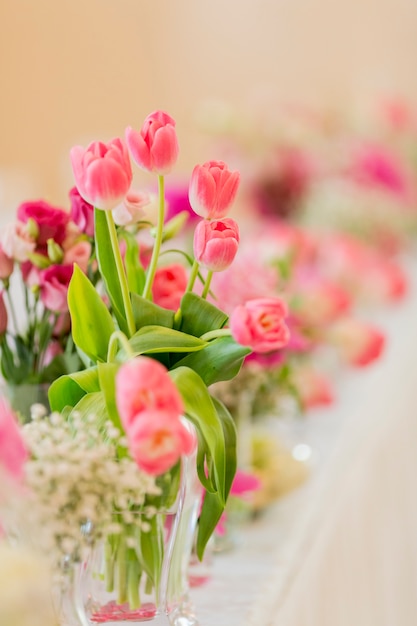 Decoração de casamento floral na mesa