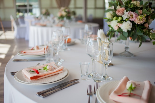 Decoração de casamento. Flores no restaurante, configuração de mesa