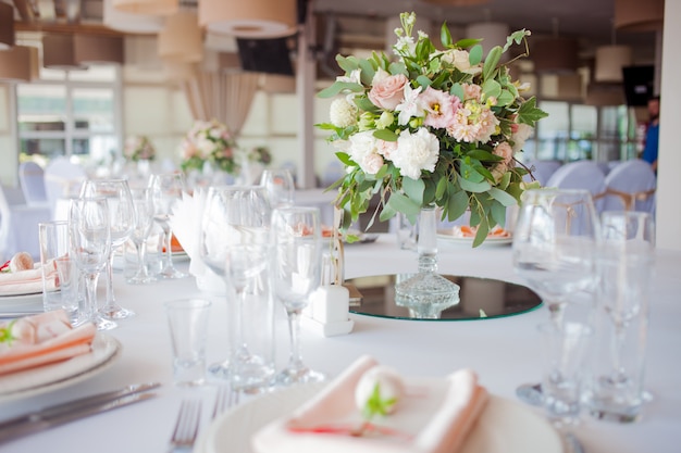 Decoração de casamento. Flores no restaurante, configuração de mesa