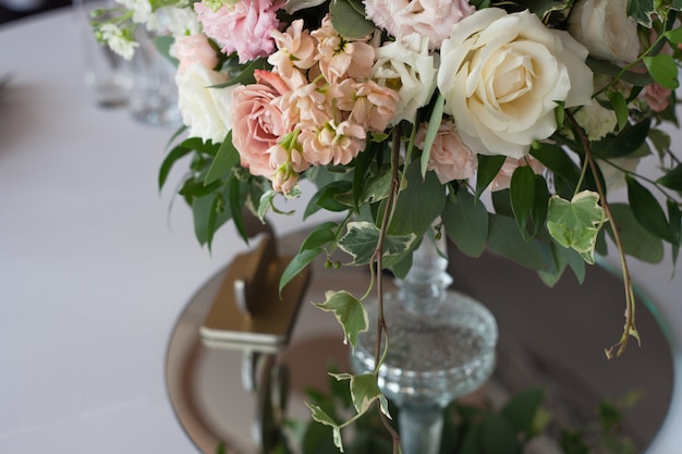 Decoração de casamento. Flores no restaurante, configuração de mesa