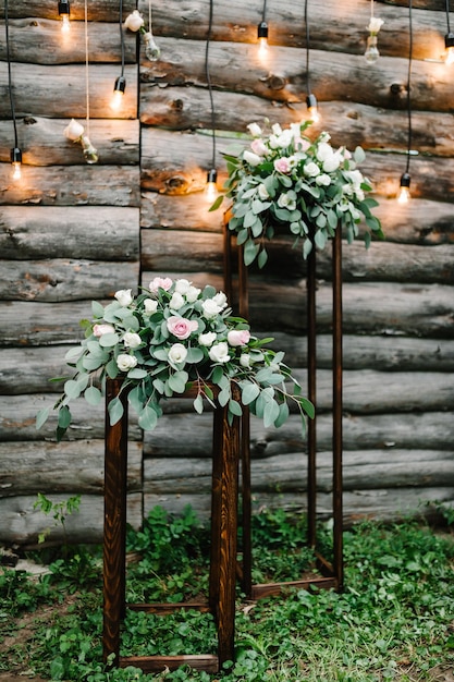 Decoração de casamento Guirlanda de parede de madeira decorada com lâmpadas luminosas e lâmpadas elétricas decoradas flores Decoração floral de casamento original