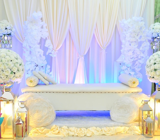 Decoração de casamento malaio com flores. Configuração do casamento.