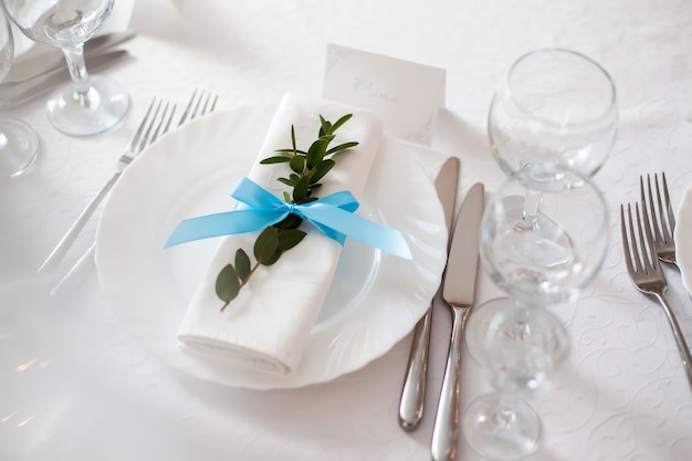 Decoração de casamento mesa de casamento com um prato e um garfo