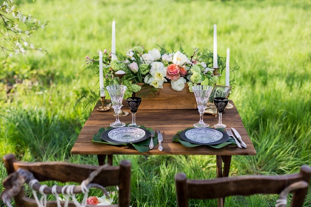 Decoração de casamento. Mesa para os noivos ao ar livre. Recepção de casamento.