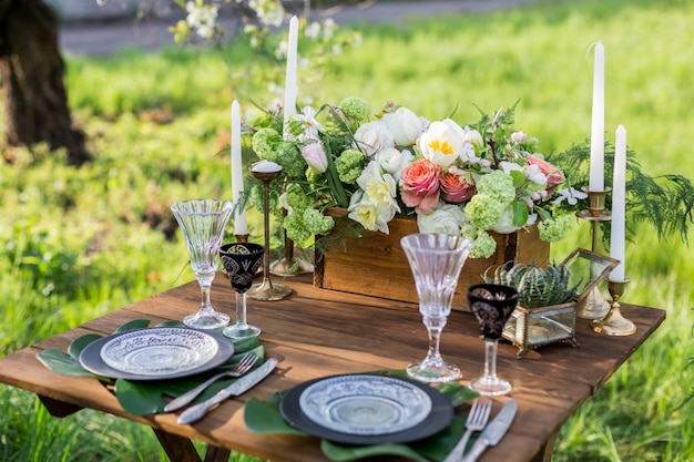 Decoração de casamento. Mesa para os noivos ao ar livre.