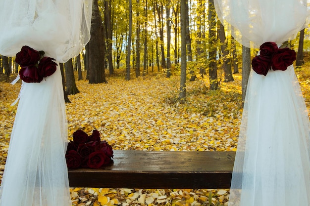 Foto decoração de casamento na floresta cerimônia de casamento rústica na floresta decoração vintage na floresta