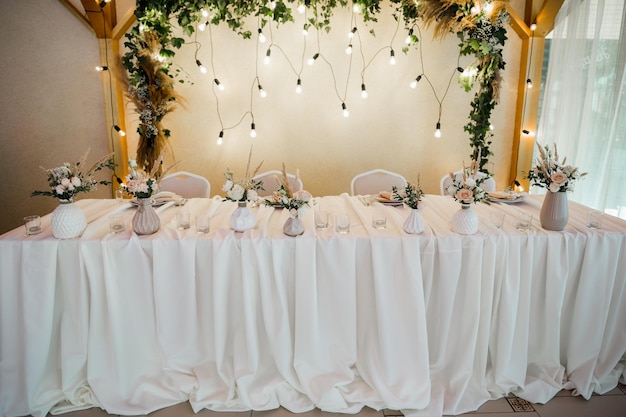 Decoração de casamento na mesa do restaurante