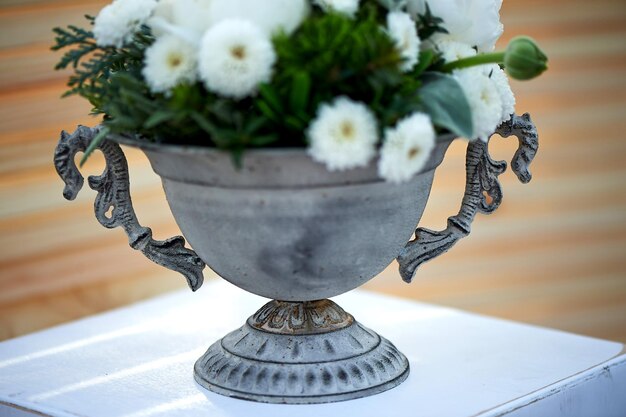 Decoração de casamento Vaso de metal vintage com alças brancas com composição floralFloral