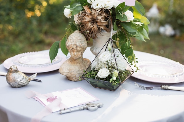 Decoração de casamento vintage ao ar livre, buquê de flores, um florário com rosas