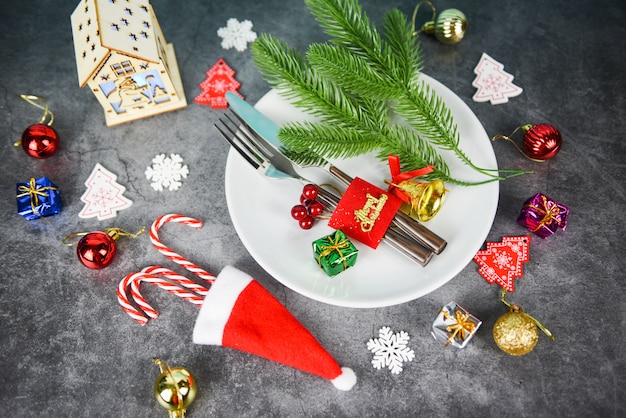 Decoração de cenário de mesa de Natal com bastão de doces de bola de caixa de presente com chapéu de Papai Noel