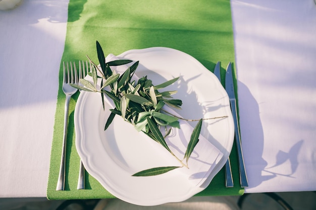 Decoração de cobertura de mesa com flores de oliveira Local do casamento