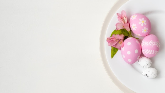 Decoração de comida fundo de páscoa cor rosa ovos brancos