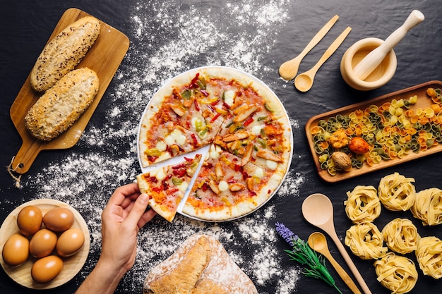 Decoração de comida italiana com pizza com pizza