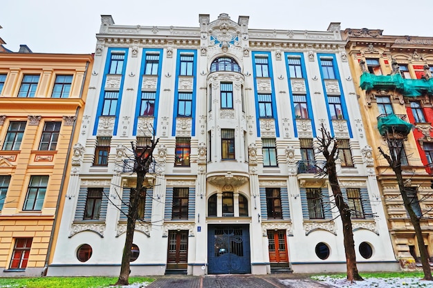 Decoração de construção com design de estilo jugend ou moderno riga, letônia no inverno