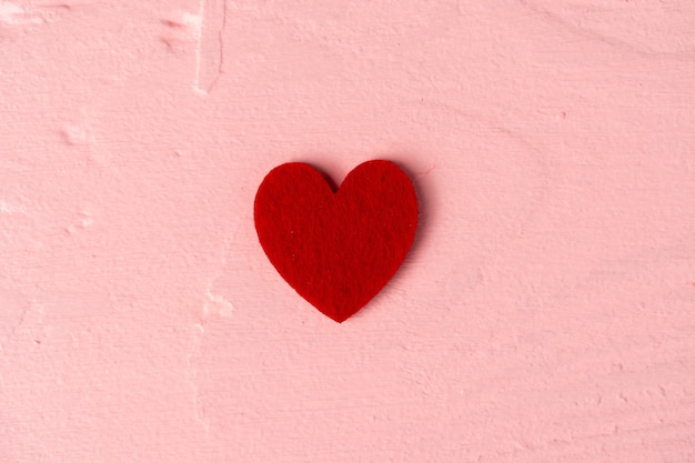 Decoração de coração de papel vermelho na superfície rosa