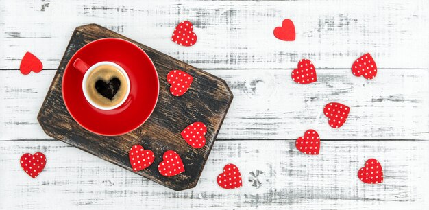 Decoração de corações vermelhos de café conceito de dia dos namorados