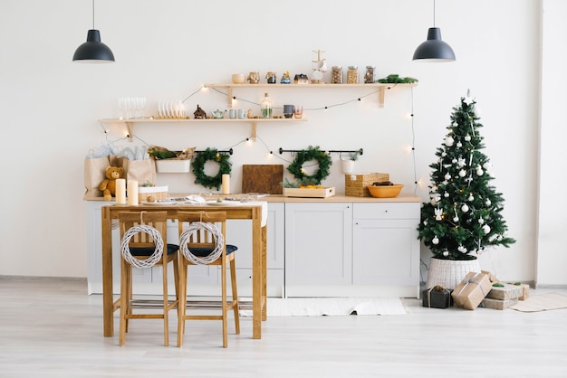 Decoração de cozinha de Natal. A cozinha rústica para o Natal. Detalhes da culinária escandinava em cores claras.