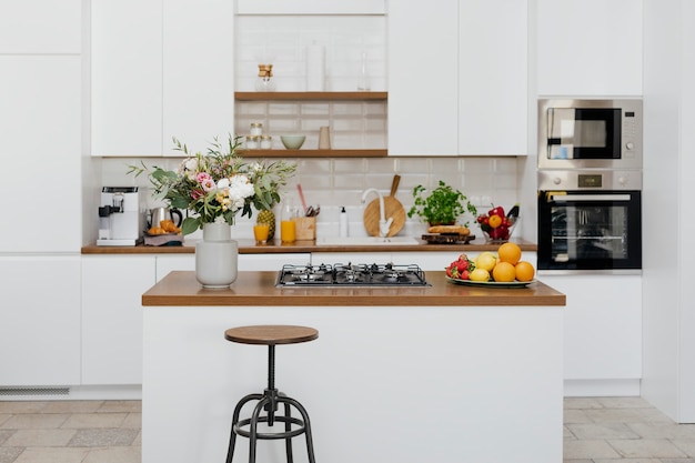 Decoração de cozinha moderna totalmente equipada