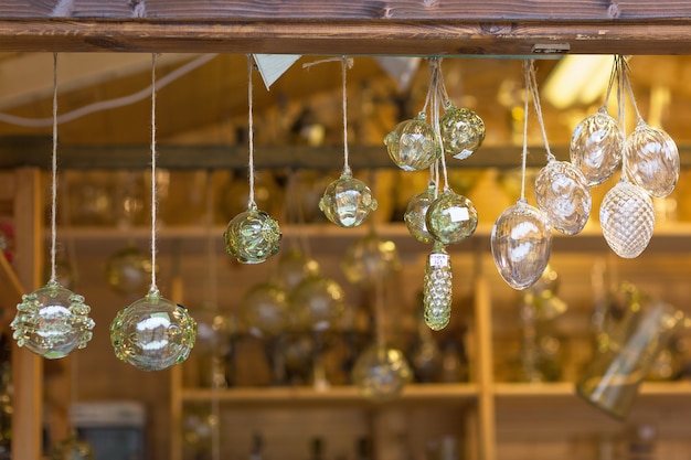 Decoração de cristal de Natal em uma loja de lembranças. Foco seletivo.