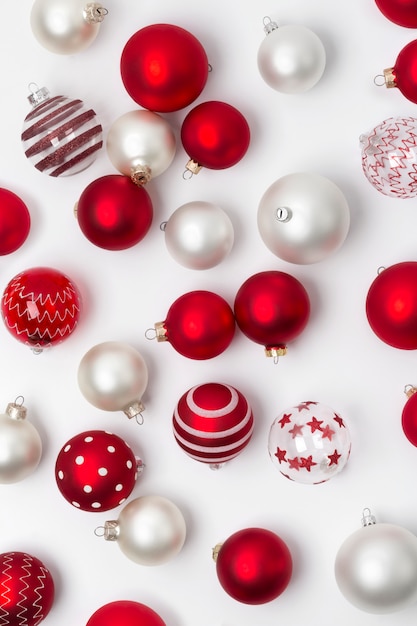 Decoração de enfeites de Natal fosco vermelho e branco