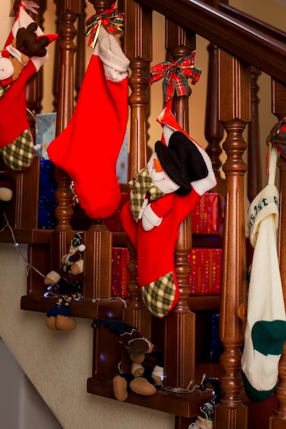 Decoração de escada de Natal e caixas de presente ao lado de preparações de meias de Natal são finis ...