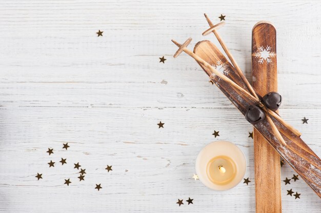 Decoração de esqui com vela acesa e estrelas douradas