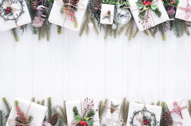 Decoração de feliz Natal e feliz ano novo para celebração em fundo branco de madeira com espaço de cópia.