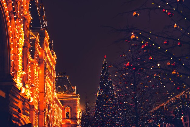 Decoração de feriados de ano novo e Natal na Praça Vermelha de Moscou, Rússia. Paisagem urbana da noite de inverno. Mercado de Natal com guirlandas e luzes festivas